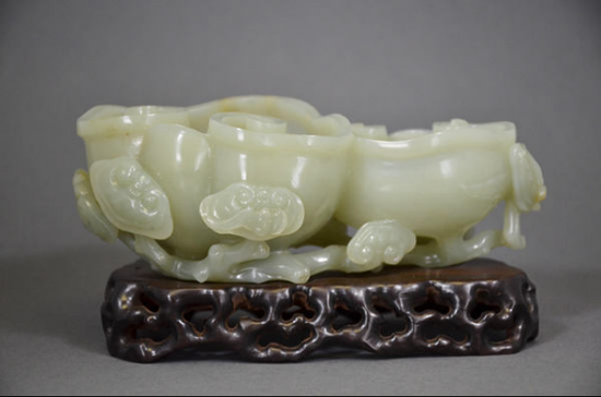 清 白玉笔洗 高5cm,拍品编号:80 落槌价格:5,500 美元 拍卖行:Baoyi US Auction Inc