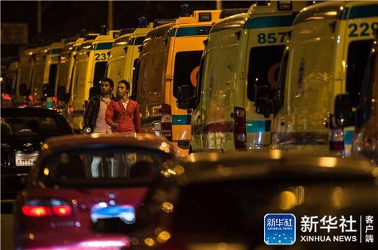 11月1日，在埃及首都开罗，行人经过停靠在太平间外的救护车。新华社记者 潘超越 摄