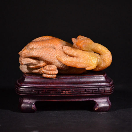 　　寿山石雕 5.5 x 12.5 x 7.5 cm，拍品编号：172 落槌价格：850 美元 拍卖行：Baoyi US Auction Inc
