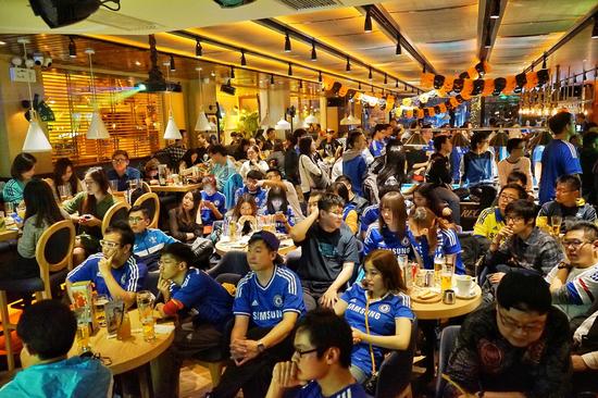 万圣节英超PARTY 切尔西球迷营造蓝色海洋(图