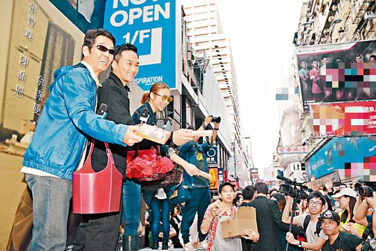 张智霖出席活动险酿意外 曾用藤条训儿子_新浪