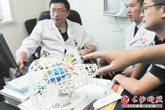 近日，六新智能3D打印的尼龙导板成功辅助一例肝脏切除手术。 长沙晚报通讯员 全磊 供图