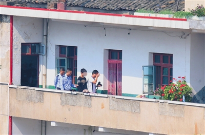 10月20日，邵阳民警带着涉嫌杀害老师的刘风，回到新廉小学指认凶案现场。图/CFP