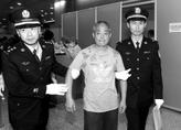 11月1日，在上海浦东机场，赵汝恒被押解回国。新华社发