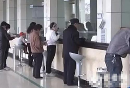 因为想着杨某是信用社的客户经理,王国生便毫不犹豫地把贷款证借给了杨某(视频截图)