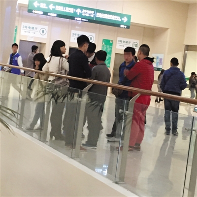 10月20日下午，“血头”（穿红衣男子）带着几名卖血者聚集在医院门诊大厅。