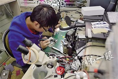 苹果官方付费升级内存 ▲工作人员小心翼翼地更换主板上的内存