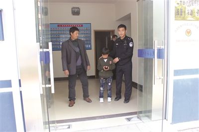 民警将孩子交还给家长。