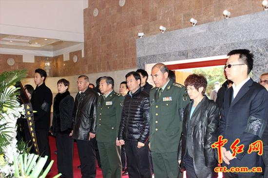 全体亲属在八宝山革命公墓的瞻仰厅向朱德元帅康克清同志默哀致敬。(中红网盛格文摄)
