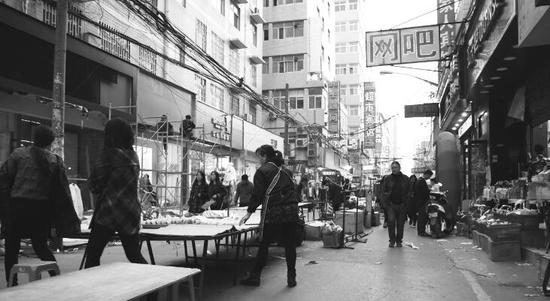 鄭州北環以北最大的城中村—陳寨村村內人來人往，店面林立