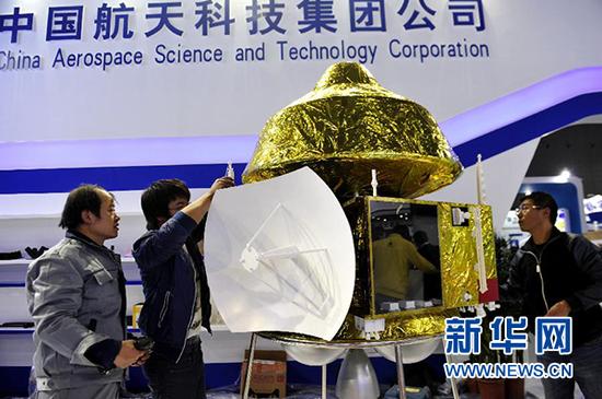 11月2日，在中国航天科技集团公司的展台上，整体为金黄色的火星探测器模型被摆放在中心位置，工程人员正忙着进行最后的安装。我国的火星探测器模型将在第17届中国国际工业博览会上首次公开亮相。 新华社记者 张建松 摄