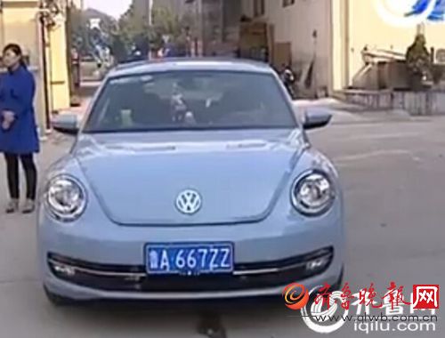 不久前,济南的任女士终于拿到了心爱的甲壳虫汽车。可如今,车表面坑坑洼洼,她怎么也爱不起来了.