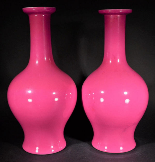 红釉对瓶 高36cm，直径17cm，拍品编号：347 落槌价格：800 美元 拍卖行：Baoyi US Auction Inc
