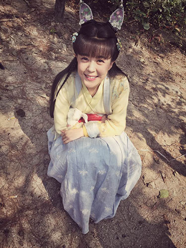 李金铭抱着羊当宠物