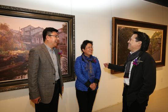 乾元艺术机构合伙人与中国美术馆副馆长安远远 著名画家李贵君在展览现场交流于达作品