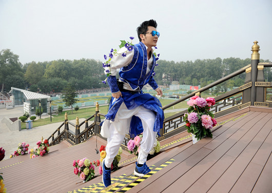 李晨变花童字 抡绳挑战吉尼斯