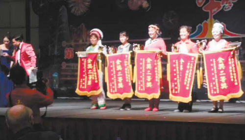 泰安老人在香港参加所谓的“舞蹈艺术节”，获得了好成绩，但强制购物让他们很闹心。受访者供图