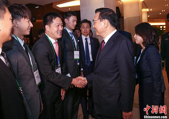 李克强出席中韩青年领导者论坛