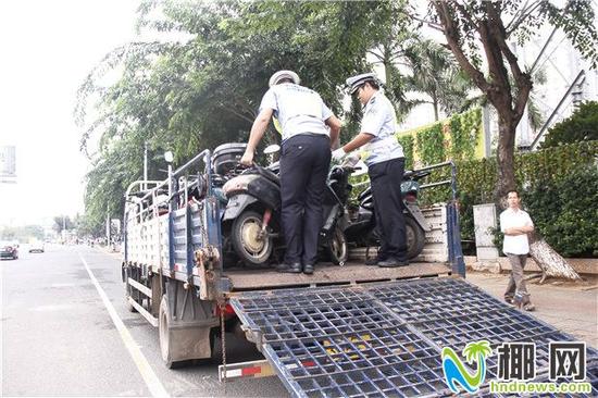 ▲海口交警将违规电动车装车