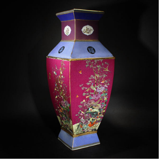 清 红地粉彩花瓶 63.5 x 24 x 24 cm，拍品编号：58 落槌价格：1,700 美元 拍卖行：Baoyi US Auction Inc