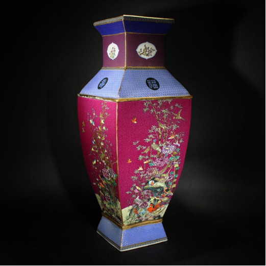 清 红地粉彩花瓶 63.5 x 24 x 24 cm,拍品编号:58 落槌价格:1,700 美元 拍卖行:Baoyi US Auction Inc