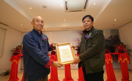 信远控股集团副董事长给画家于达颁发展览证书