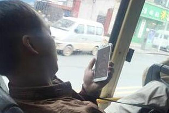 猥琐男公交车上偷拍女乘客 被网友曝光