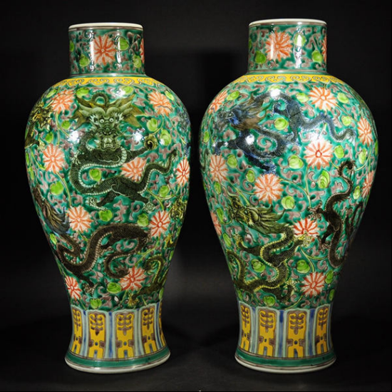 彩龙纹瓶一对 高39.5cm，拍品编号：63 落槌价格：1,800 美元 拍卖行：Baoyi US Auction Inc
