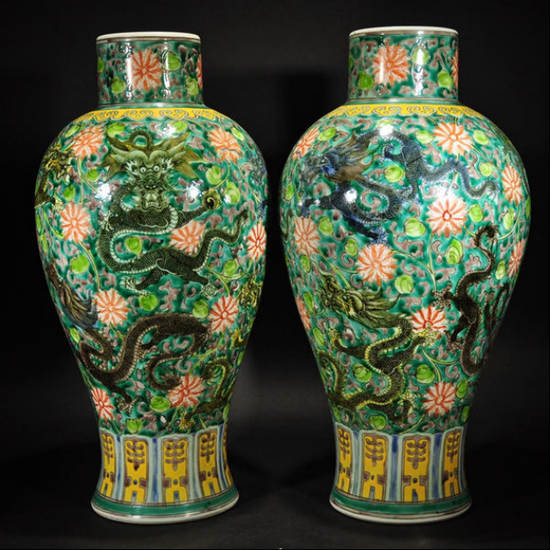 彩龙纹瓶一对 高39.5cm,拍品编号:63 落槌价格:1,800 美元 拍卖行:Baoyi US Auction Inc