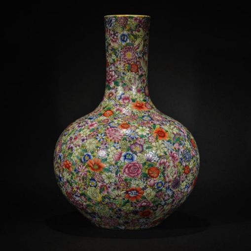 清  粉彩天球瓶 高35.5cm  拍品编号：47 落槌价格：850 美元 拍卖行：Baoyi US Auction Inc