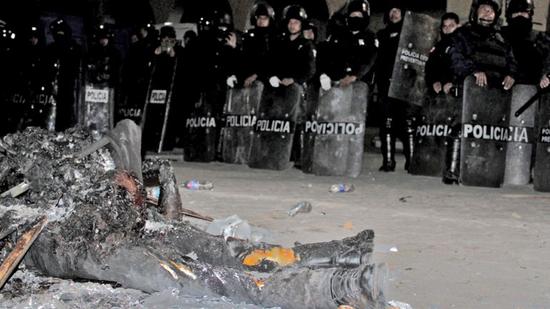 墨西哥两名学生被误当成绑匪，被居民滥用私刑烧死，警方在场围观。(网页截图)