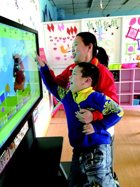 焦桂云为孩子们上图画课。