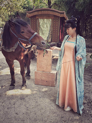 李金铭片场喂马