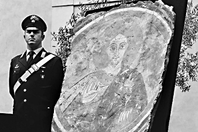 一名文物宪兵守护着一件从美国追回的艺术品。为追回该艺术品，意大利文物宪兵部队与美国海关展开了合作调查。