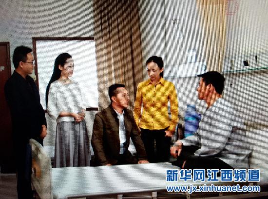 演员丁海峰(饰刘向东),魏黎明(饰赵局长),兰颖(饰杨小妮),曹鸿雁(饰同事)等演员正在拍戏。