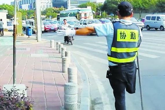 拄拐杖当“交警” 独腿义务交警谢启明