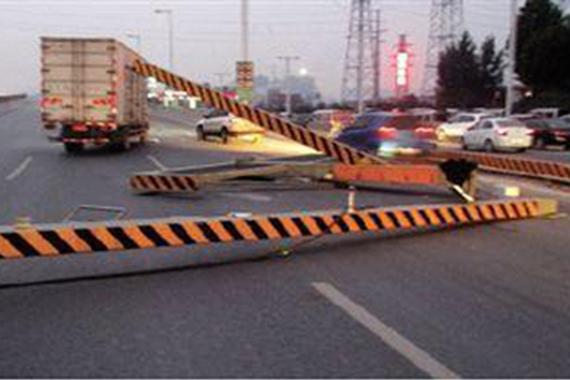 货车违规上高架撞塌限高杆 司机险被砸死