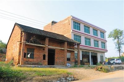 在外人眼里，刘风的家（左）是村口最寒碜的房子，屋里还是泥地。图/东方IC