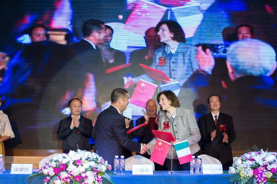 奧倫達部落總裁高曉偉與意大利文化參贊史芬娜共同簽署了友好關系與合作備忘錄