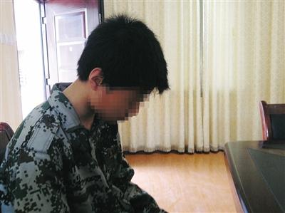 10月24日，已被送进工读学校的刘风（化名），低头接受记者采访。新京报记者 罗婷 摄