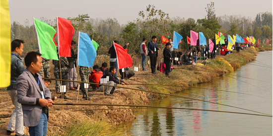 選手們全神貫注的進行釣魚比賽