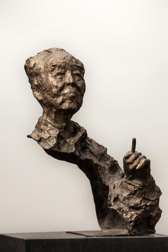 翻译家杨宪益(青铜)62x70x36cm