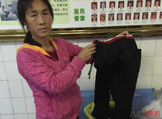张庆国留下的裤子上还散发着农药味。南都记者唐建丰摄