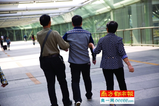 刘国荣、黄付金怕海涛离去，一直拽着他。