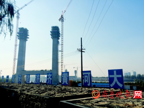 修建中的濟齊黃河大橋。本報記者 劉飛躍 攝