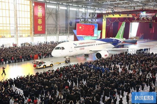 中国首架C919大型客机2日在上海中国商飞正式下线