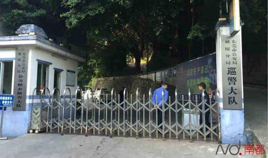 张庆国在巡警大队内喝下农药。南都记者唐建丰摄