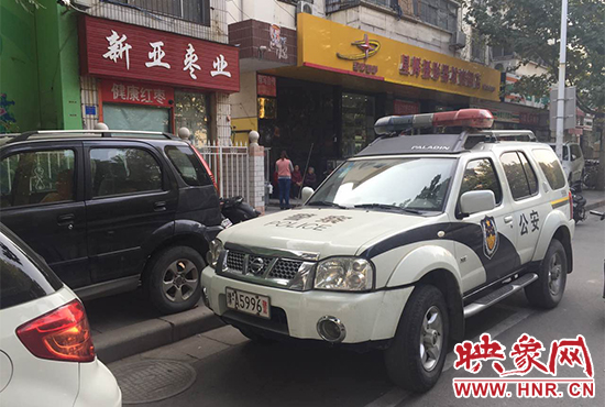 警方趕到現(xiàn)場(chǎng)調(diào)查。