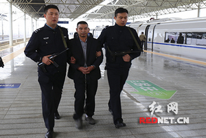 10月29日下午15时许,在高铁衡阳东站,一名潜逃10年的强奸杀人逃犯被警方抓获押解回衡阳。