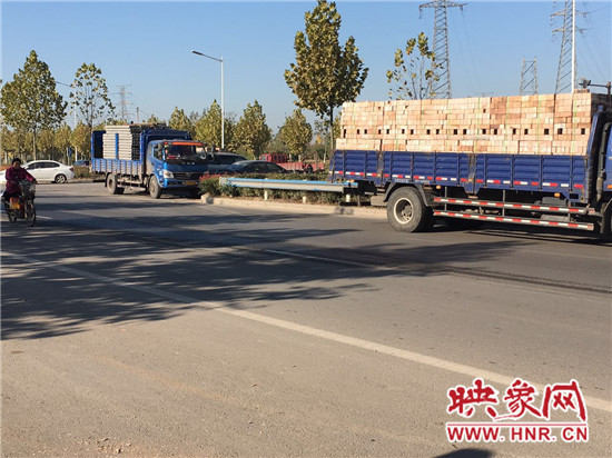 運送建筑材料的車停在快車道上。 